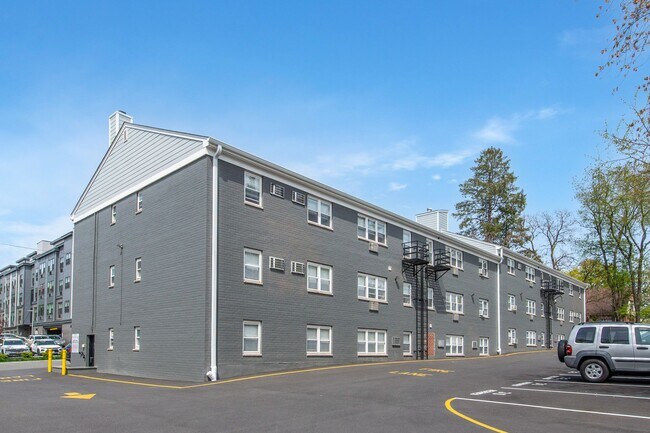 Foto del edificio - Woodland Hills Manor: In-Unit Washer & Dryer, Heat, Gas, Hot & Cold Water Included, and Cat & Dog...