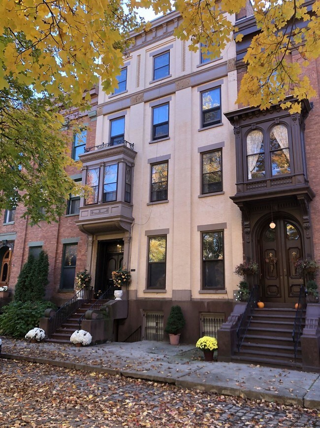 Foto del edificio - 2 Washington Pl