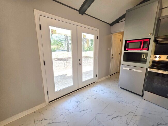 Cocina con vista al patio trasero - 651 Ynestra Dr