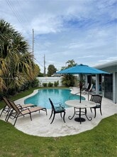 Building Photo - 1241 Manor Dr