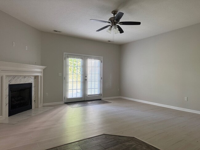 Foto del edificio - 325 Falling Br Rd