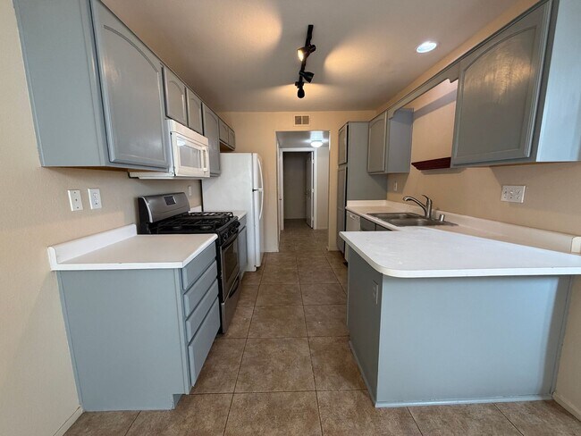 Building Photo - Gorgeous 3 bedroom Townhome ready for immediate move-in!