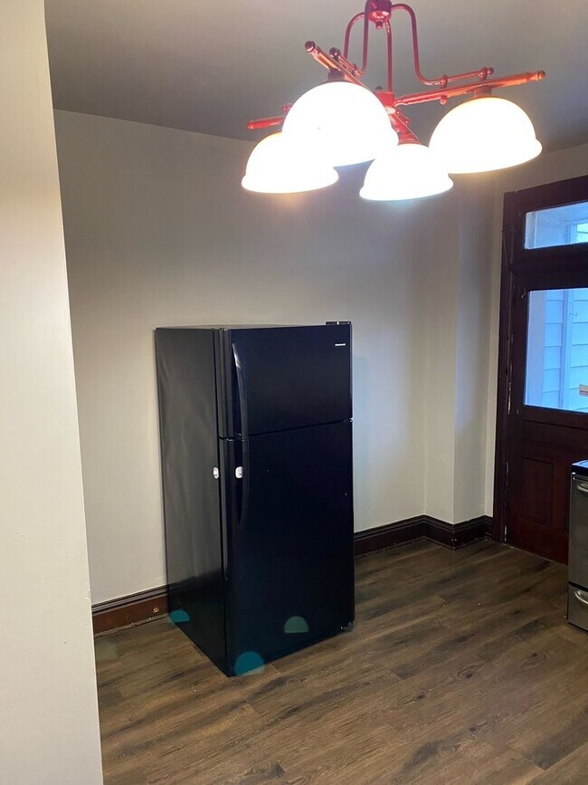 Building Photo - 664 Linden Ave