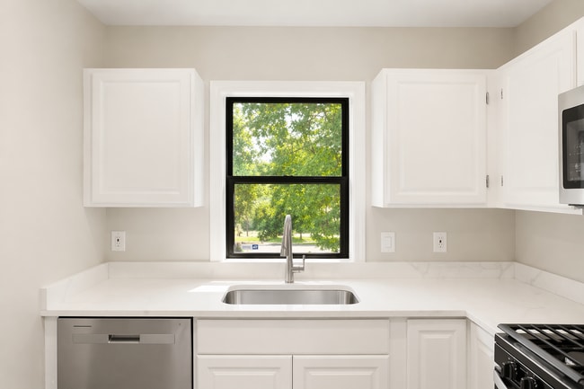 Building Photo - 2026 Move-In Special – $500 LEASE SIGNING BONUS!! Spacious 3BR Condo in Buena Vista – In-Unit Was...