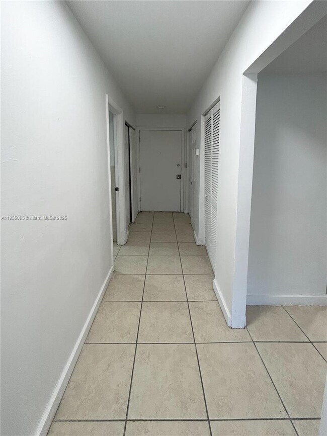 Foto del edificio - 12215 W Dixie Hwy