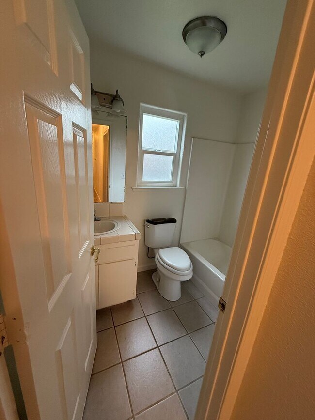 Foto del edificio - Charming 3 bedroom 2 bathroom home located in Corcoran