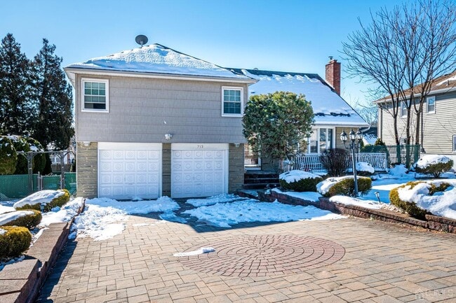 Building Photo - 713 Roessner Dr