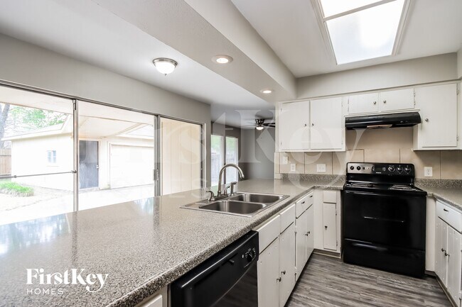 Foto del edificio - 7206 Foxmar Ln