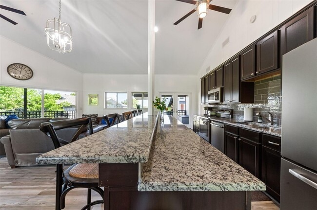 Building Photo - 4012 Tennis Club Rd