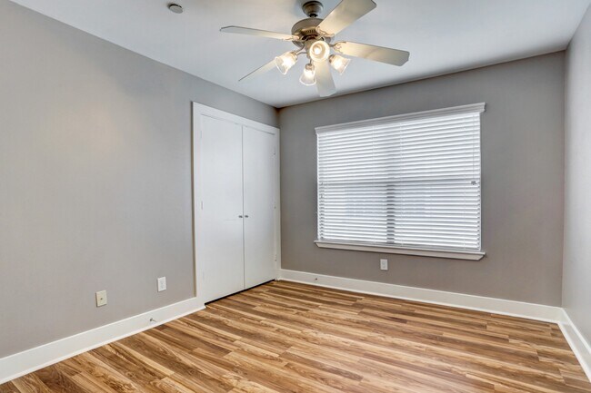 Foto del edificio - 7650 Springhill St