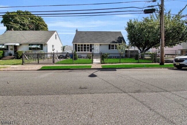 Building Photo - 1035 E 27th St