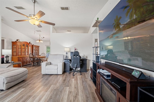 Building Photo - 6621 W Robin Ln