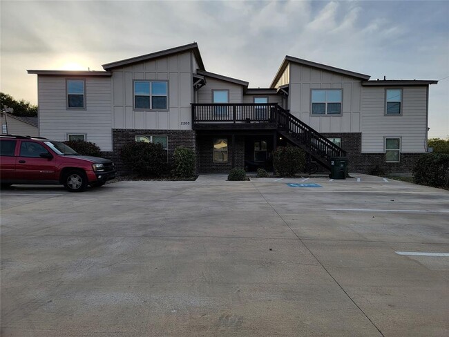 Foto del edificio - 2200 Creekside Ln