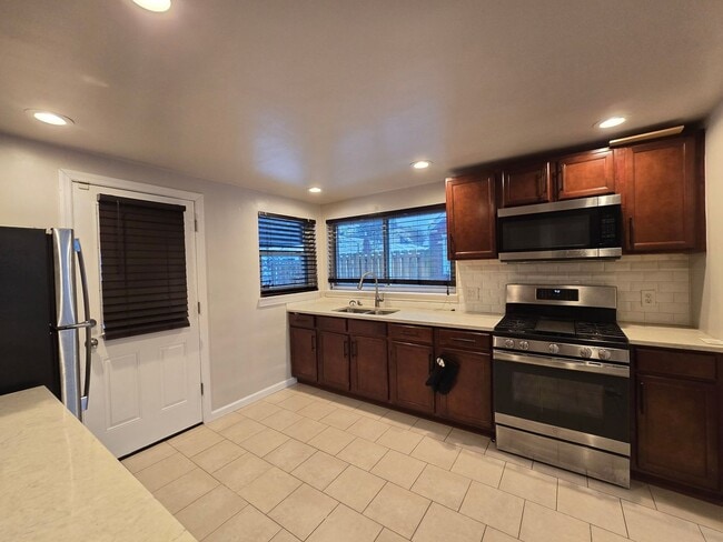 Building Photo - Beautiful 3 Bedroom 2 Full Bathroom Home in Penn Hills - Available NOW!