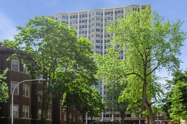 Building Photo - 555 W Cornelia Ave