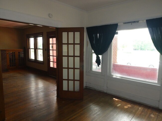 Building Photo - 4 bed/2 bath house, walking distance to Ca...