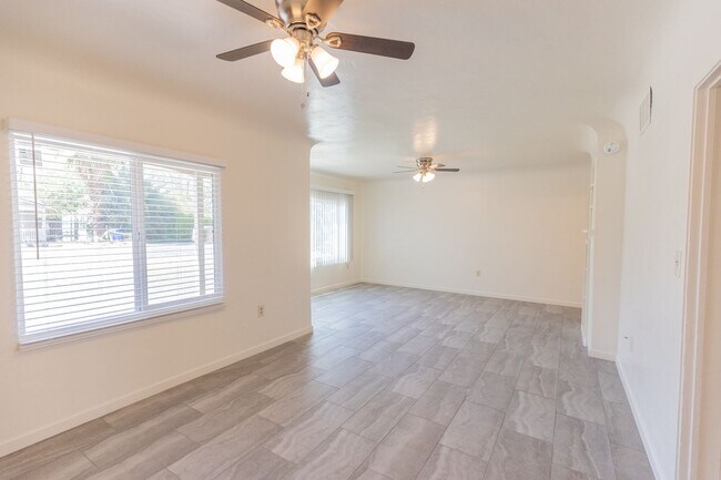 Foto del edificio - Perfect 4 bed 2 bath home across the stree...