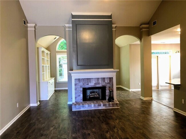 Foto del edificio - 3360 Ridgeland Pl