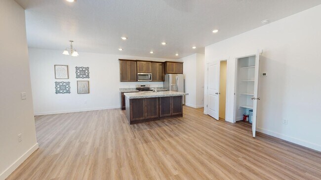 Foto del edificio - Beautiful 4-BED TOWNHOME FOR RENT