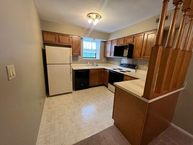 Building Photo - Private Charming Apartment!
