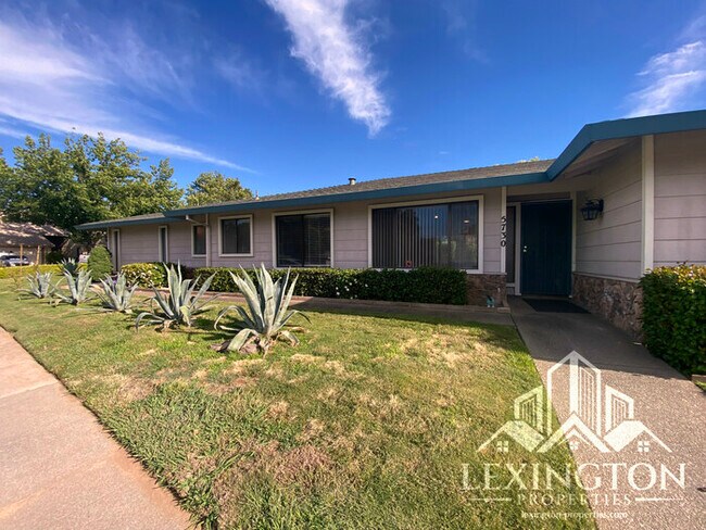 Building Photo - Beautiful, 3BD/2BA +Bonus Rooms, Bungalow ...