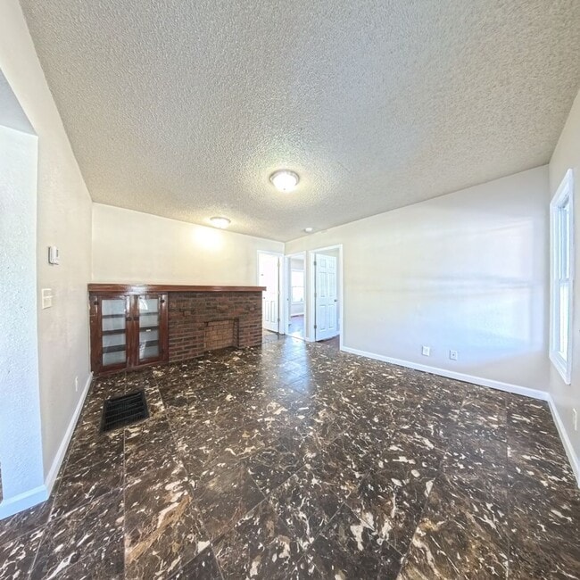 Building Photo - Spacious 2 Bedroom 2 Bath Home