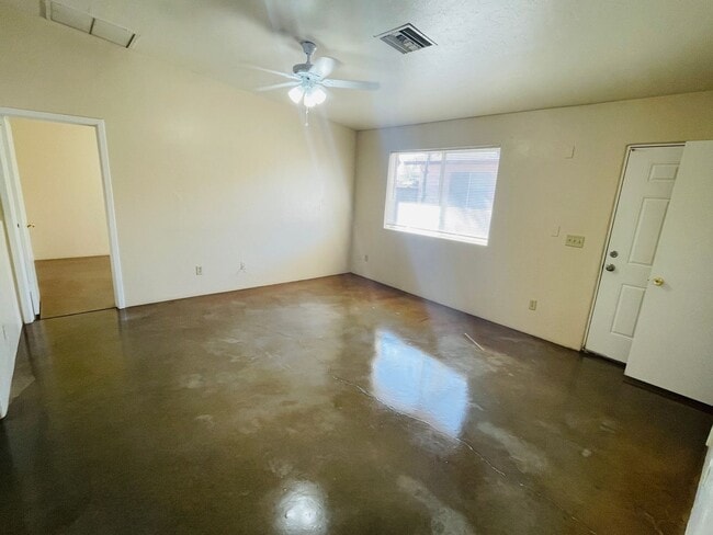 Building Photo - Single Family Home Style Unit w/ A/C, High...
