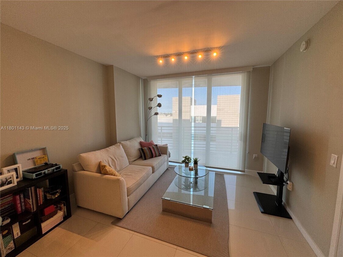 Foto principal - 7875 NW 107th Ave