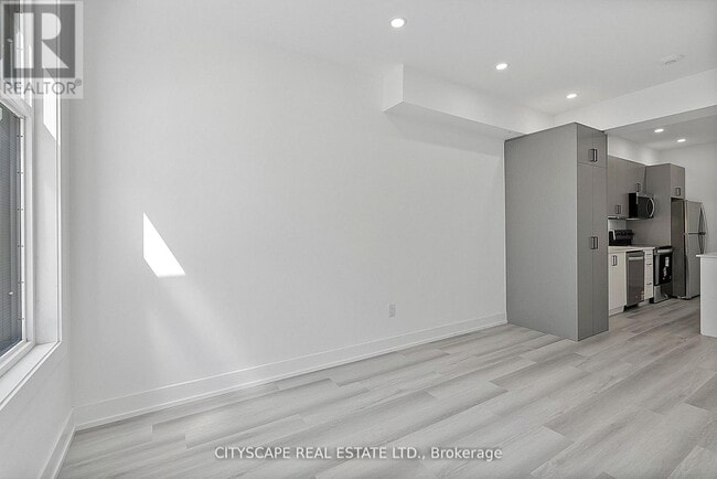 Building Photo - 587 Oakwood Ave