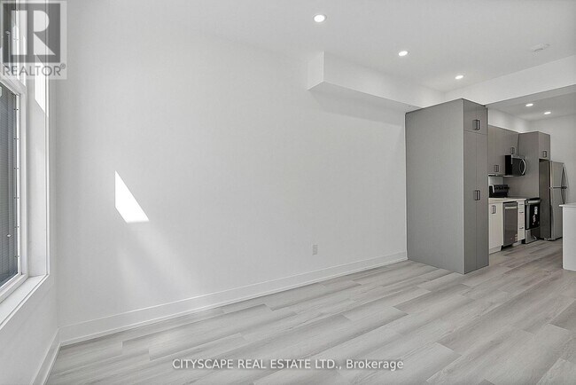 Photo du bâtiment - 587 Oakwood Ave