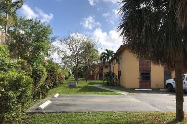 Foto del edificio - 10865 NW 7th St
