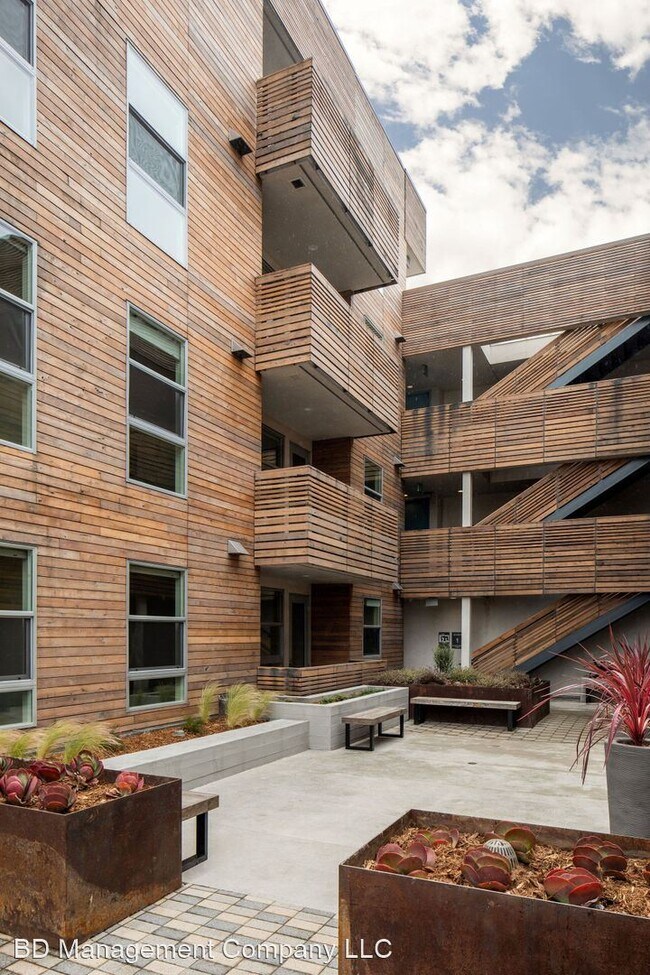 Building Photo - 1122 Pico Blvd