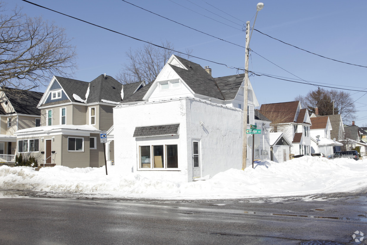 Building Photo - 1035 Bridge St