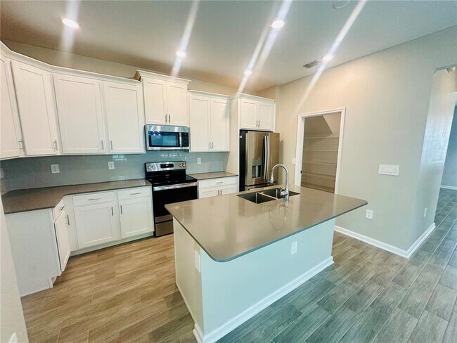 Foto del edificio - 6452 Sprucepine Ln