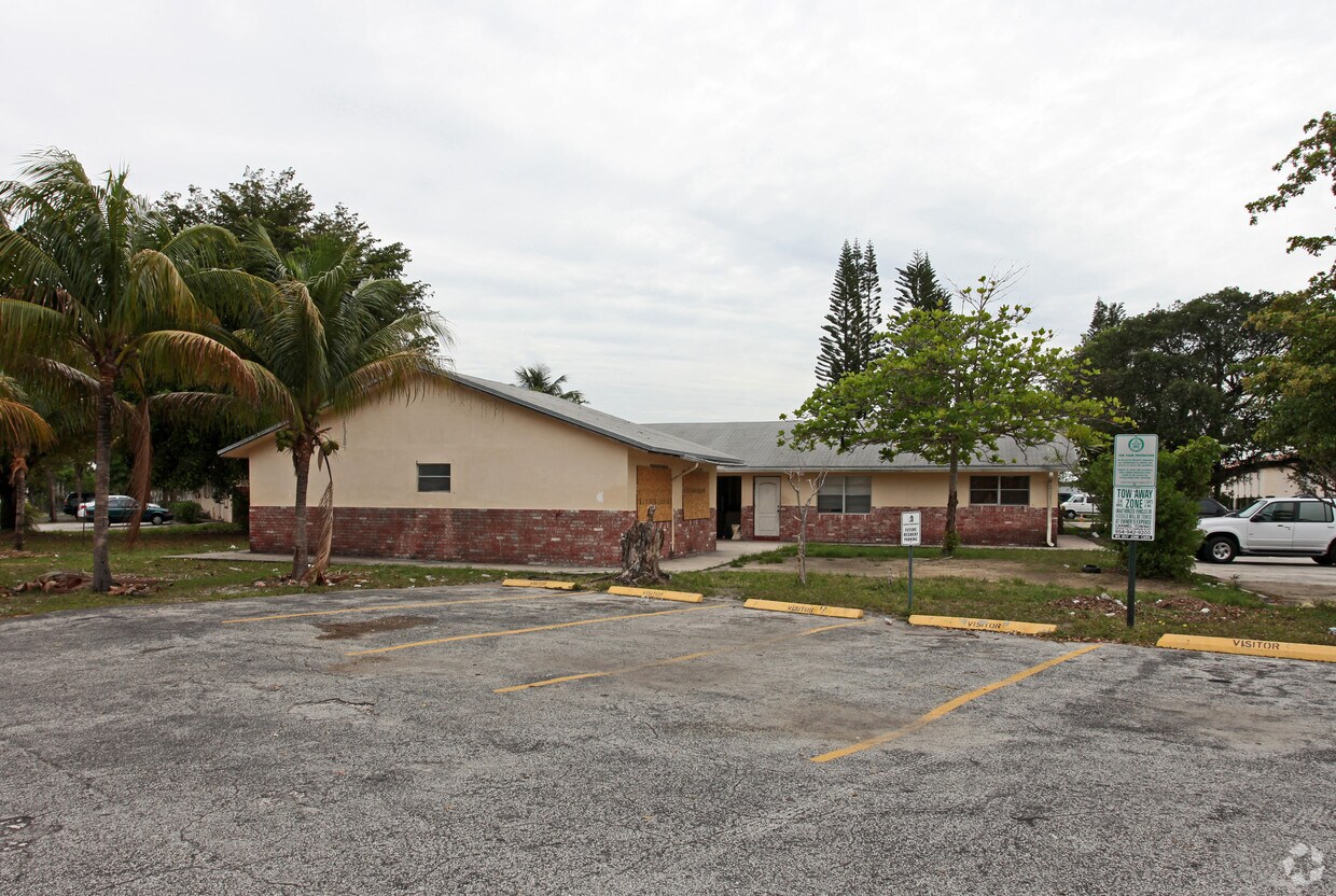 Building Photo - 904 SW 10th Dr