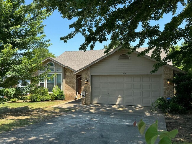 Foto del edificio - 3-Bedroom, 2-Bathroom Modern Home in East ...