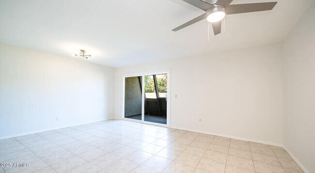 Foto del edificio - 1329 S Mitchell Dr