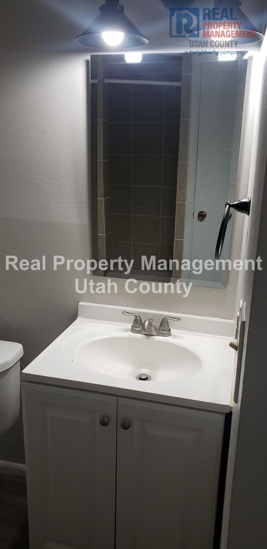 Building Photo - Orem Duplex