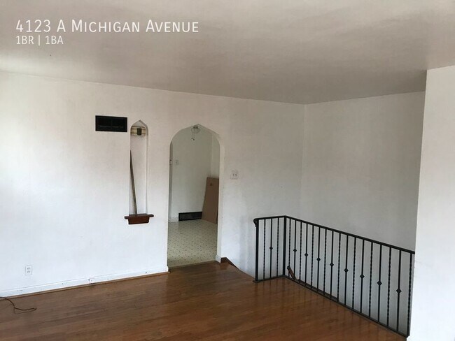 Building Photo - Charming 1 Bedroom with Hardwood Floors