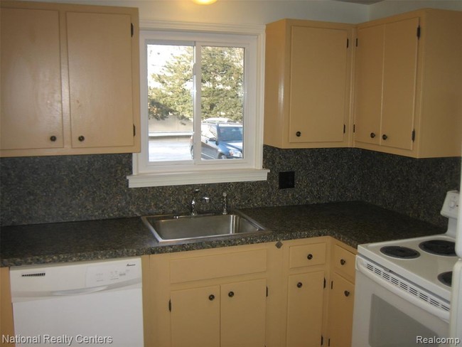 Building Photo - 2057 E Maple Rd