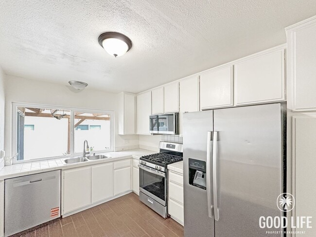 Foto del edificio - Spacious 3BR/2BA Home with 2-Car Garage in Lake Forest, CA – Great Location