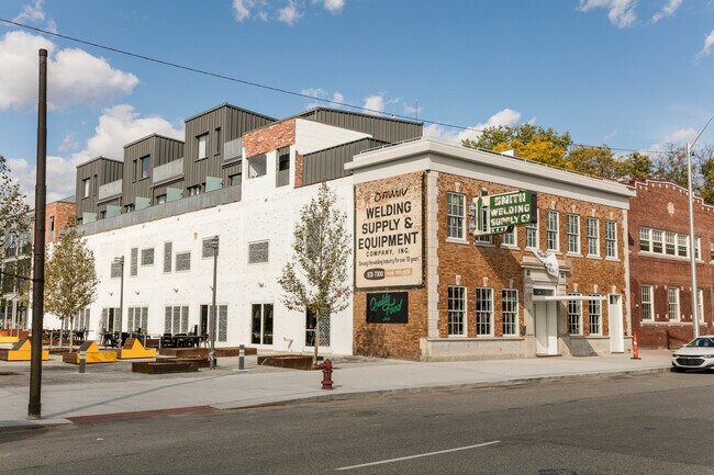 Building Photo - 644 Selden St