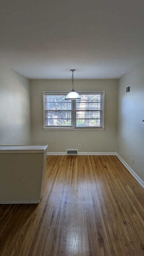 Primary Photo - 2415 N Perry Ave