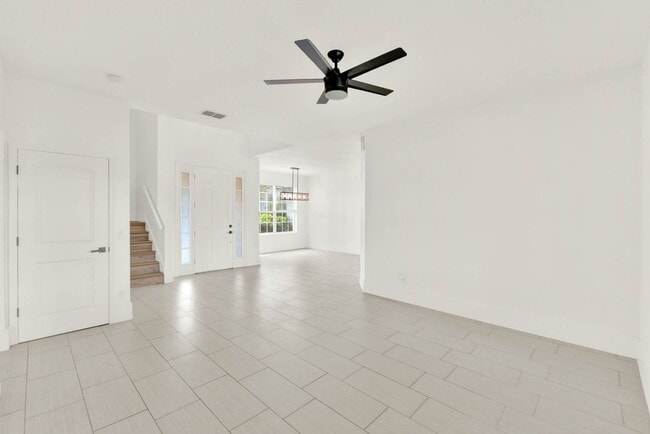 Building Photo - RENOVATED 5 BEDROOM FENCED IN, GOLF FRONTA...