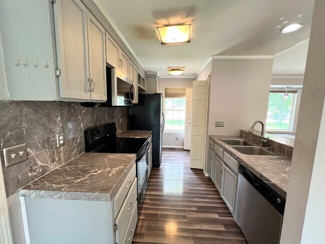 Building Photo - Fenced home close to FLW!