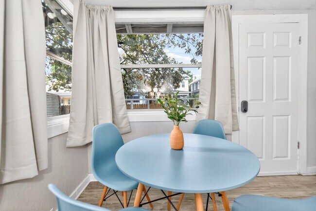 Foto del edificio - 2724 Hubbard St