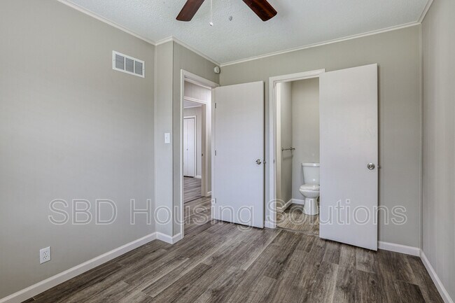 Building Photo - 14810 E Nickell Ave