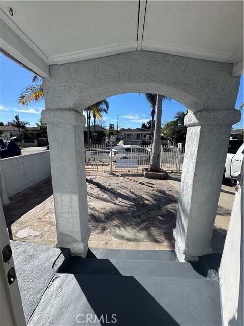 Foto del edificio - 3913 W 118th St