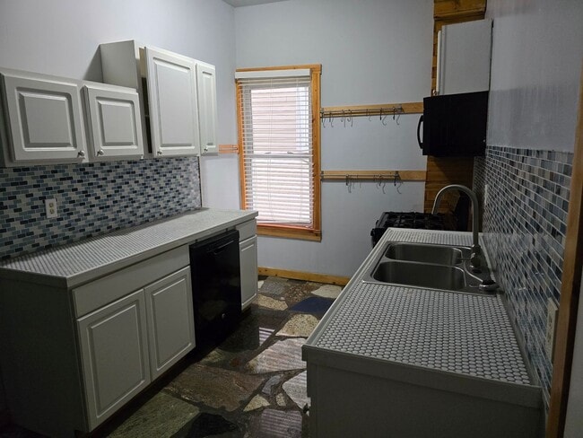 Building Photo - Cute and Quirky!! 3 Bed 2 Bath Home in upcoming Walnut Hills
