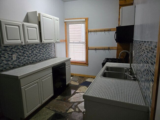 Foto del edificio - Cute and Quirky!! 3 Bed 2 Bath Home in upcoming Walnut Hills